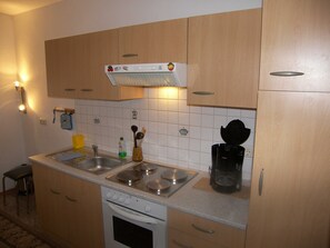 Køleskab, ovn, kaffe-/temaskine, elkedel