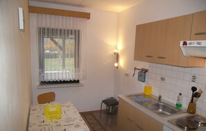 Fridge, oven, coffee/tea maker, electric kettle - Vacation apartment in the house, quiet location, 2 bedrooms - Holiday apartment in the house (Lütow)