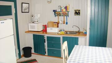 Kühlschrank, Herdplatte, Wasserkocher mit Kaffee-/Teezubehör