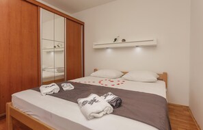3 bedrooms, free WiFi, bed sheets - Amazing home in Kastel Novi (Kastel Novi)