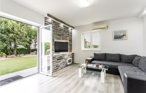 Televisie, een open haard, een dvd-speler en een stereo