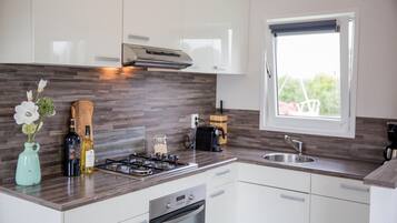 Een koelkast, een kookplaat, een vaatwasser