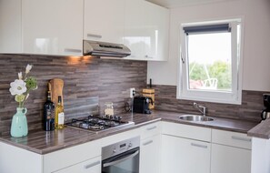 Réfrigérateur, micro-ondes, plaque de cuisson, lave-vaisselle