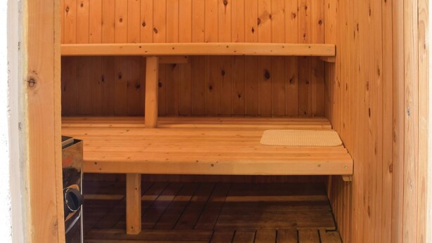 A wooden sauna with a bench and a shelf. - Pet friendly home in Rømø with sauna (Rømø)