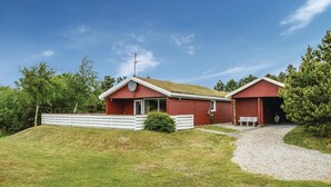 A red building with a sloped roof, a gravel driveway, and a white fence. - Pet friendly home in Rømø with sauna (Rømø)