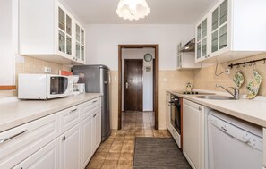 ثلاجة، موقد طهي مسطح، غسالة أطباق، ماكينة لصنع القهوة/الشاي