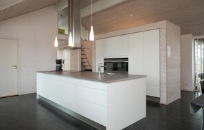 Kjøleskap, ovn, kokeplater og oppvaskmaskin