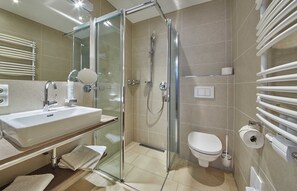 Een douche, een haardroger, handdoeken