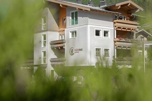 Un immeuble à plusieurs étages, doté d’un logo bien visible, de balcons et offrant une vue sur les environs.