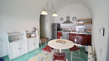 Frigorifero, piano cottura, macchina per tè/caffè