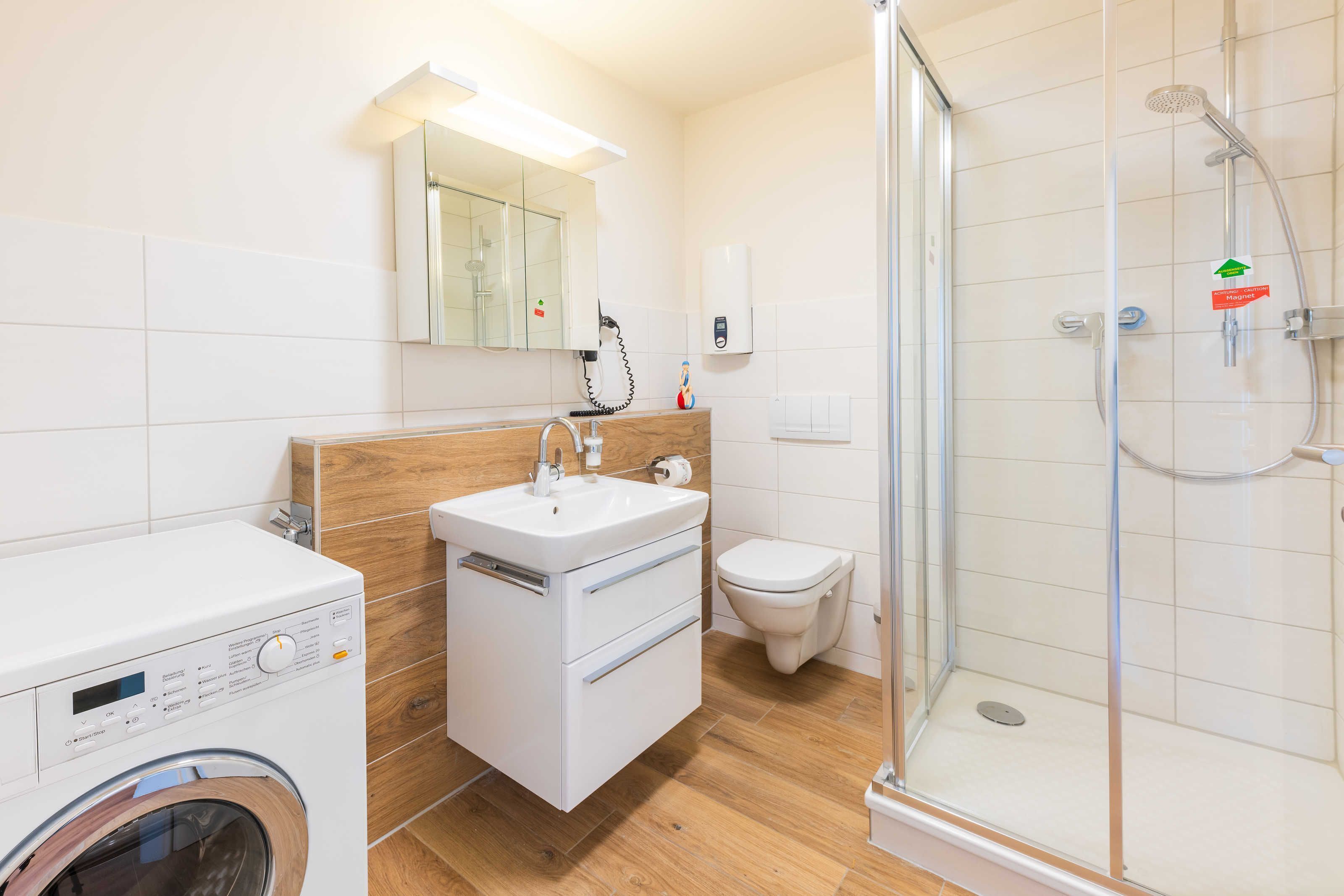 Dusche, Haartrockner, Seife, Toilettenpapier