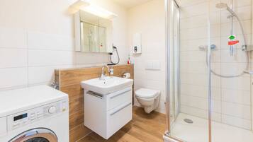 Dusche, Haartrockner, Seife, Toilettenpapier
