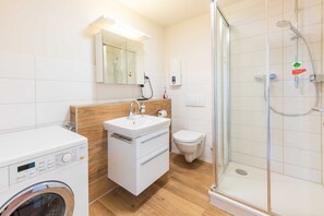 Shower, hair dryer, soap, toilet paper - Apartment 07 - Windrose II by ruegenlotse (Binz)
