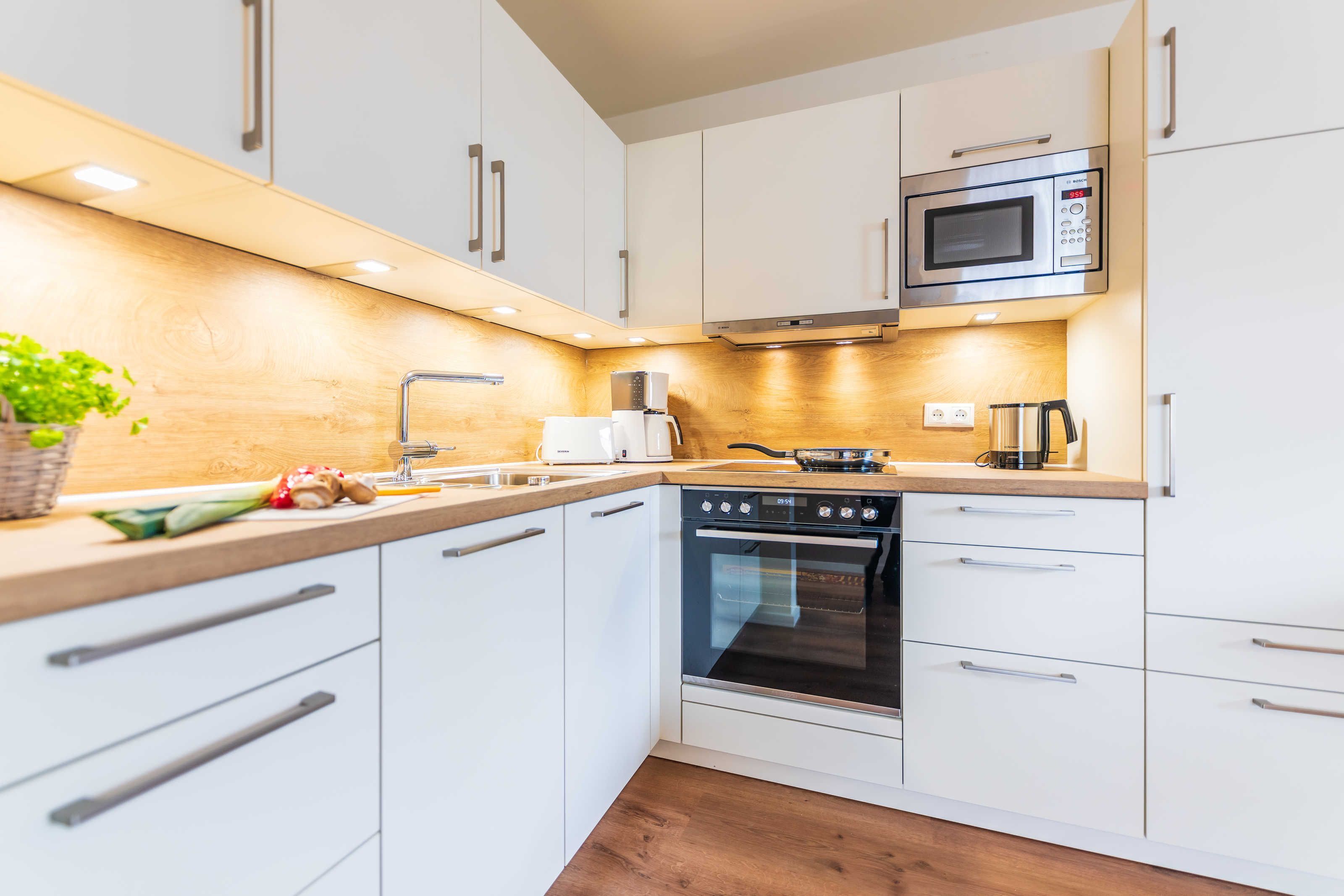 Kühlschrank, Mikrowelle, Ofen, Geschirrspüler