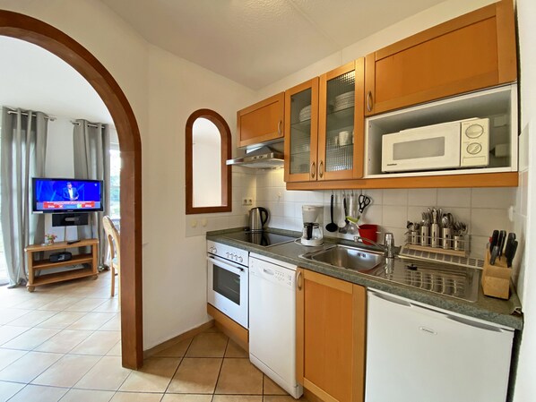 Kühlschrank, Mikrowelle, Ofen, Geschirrspüler