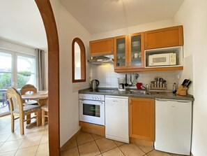 Kühlschrank, Mikrowelle, Ofen, Geschirrspüler