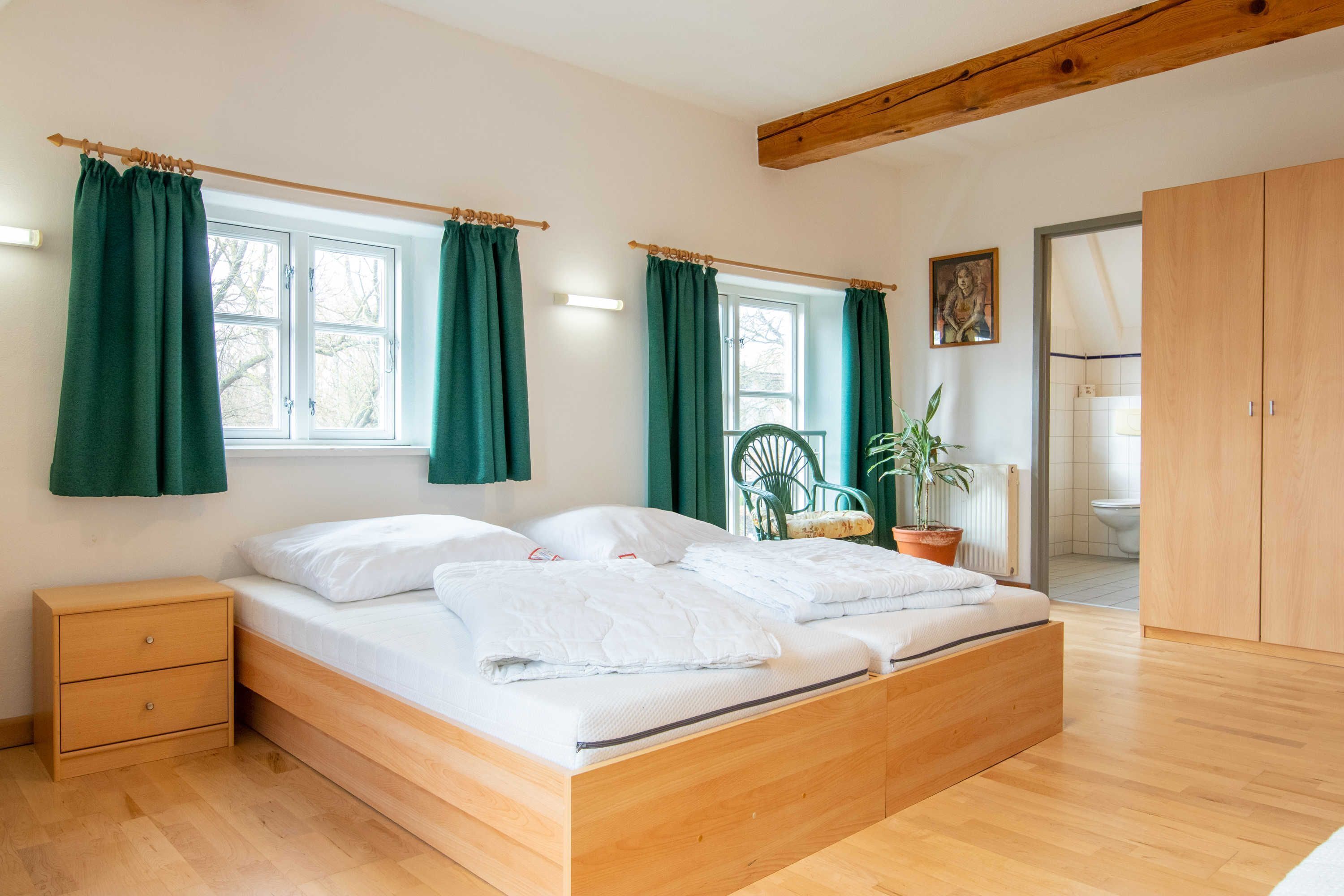 5 bedrooms, travel crib, WiFi, bed sheets