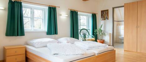 5 bedrooms, travel crib, WiFi, bed sheets