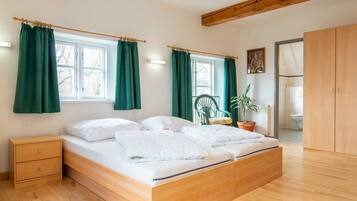 5 bedrooms, travel crib, WiFi, bed sheets