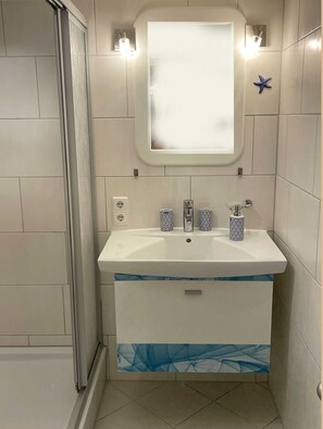 Shower, hair dryer - Apartment 2 - FeWo Zum Anker near Warnemünde - Object 27276 (Rostock)