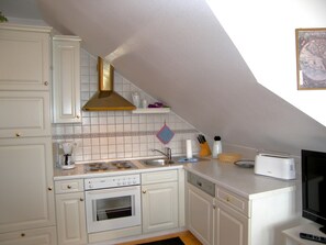 Kühlschrank, Ofen, Geschirrspüler, Wasserkocher mit Kaffee-/Teezubehör