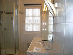 Douche, sèche-cheveux, serviettes fournies, papier toilette