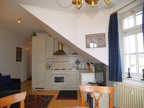 Kühlschrank, Ofen, Geschirrspüler, Wasserkocher mit Kaffee-/Teezubehör