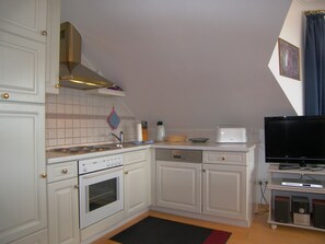 Jääkaappi, uuni, astianpesukone, kahvin-/teenkeitin