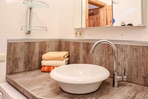 Shower, hair dryer, toilet paper - Apartment 3 - Restaurant and Pension Schinkenkrug - Property 50882 (Rostock)