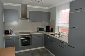 Kühlschrank, Mikrowelle, Ofen, Geschirrspüler