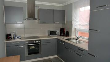 Kühlschrank, Mikrowelle, Ofen, Geschirrspüler