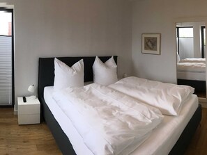 2 bedrooms, desk, travel cot, WiFi