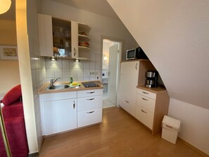 Kühlschrank, Mikrowelle, Wasserkocher mit Kaffee-/Teezubehör