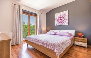 3 bedrooms, travel cot, free WiFi, bed sheets - 3 bedroom lovely home in Ricice (Ricice)