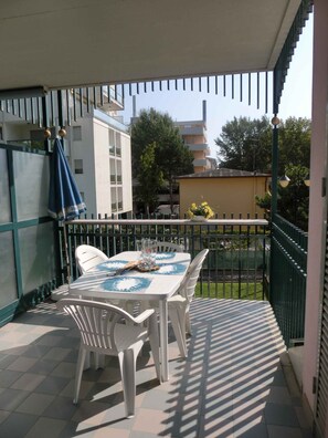 Outdoor dining - Holiday apartment with air conditioning, balcony and pool (Bibione)