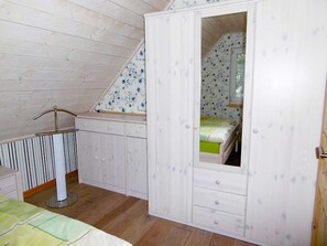 2 Schlafzimmer, Reisekinderbett