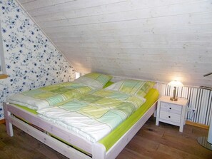 2 Schlafzimmer, Reisekinderbett