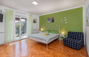 2 chambres, coffres-forts dans les chambres, lit parapluie
