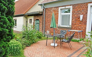 Outdoor dining - 01 Apartment Ummanz - Apartments in the manor house Gnies (Ralswiek)