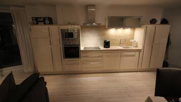 Geladeira, micro-ondas, fogão, lava-louças