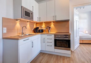 Kühlschrank, Mikrowelle, Ofen, Geschirrspüler