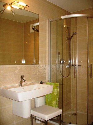 Dusche, Haartrockner, Handtücher, Seife
