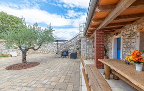 Outdoor dining - Nice home in Mihelici (Mihelici)