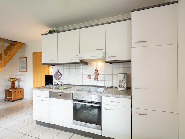 Køleskab, ovn, opvaskemaskine, kaffe-/temaskine