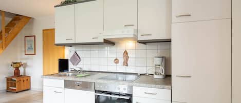 Refrigerador, horno, lavavajillas y cafetera y tetera