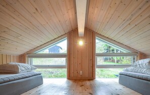 3 bedrooms, travel cot