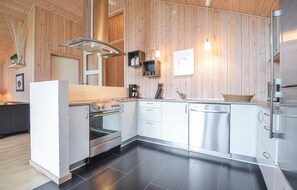 Réfrigérateur, four à micro-ondes, surface de cuisson, lave-vaisselle