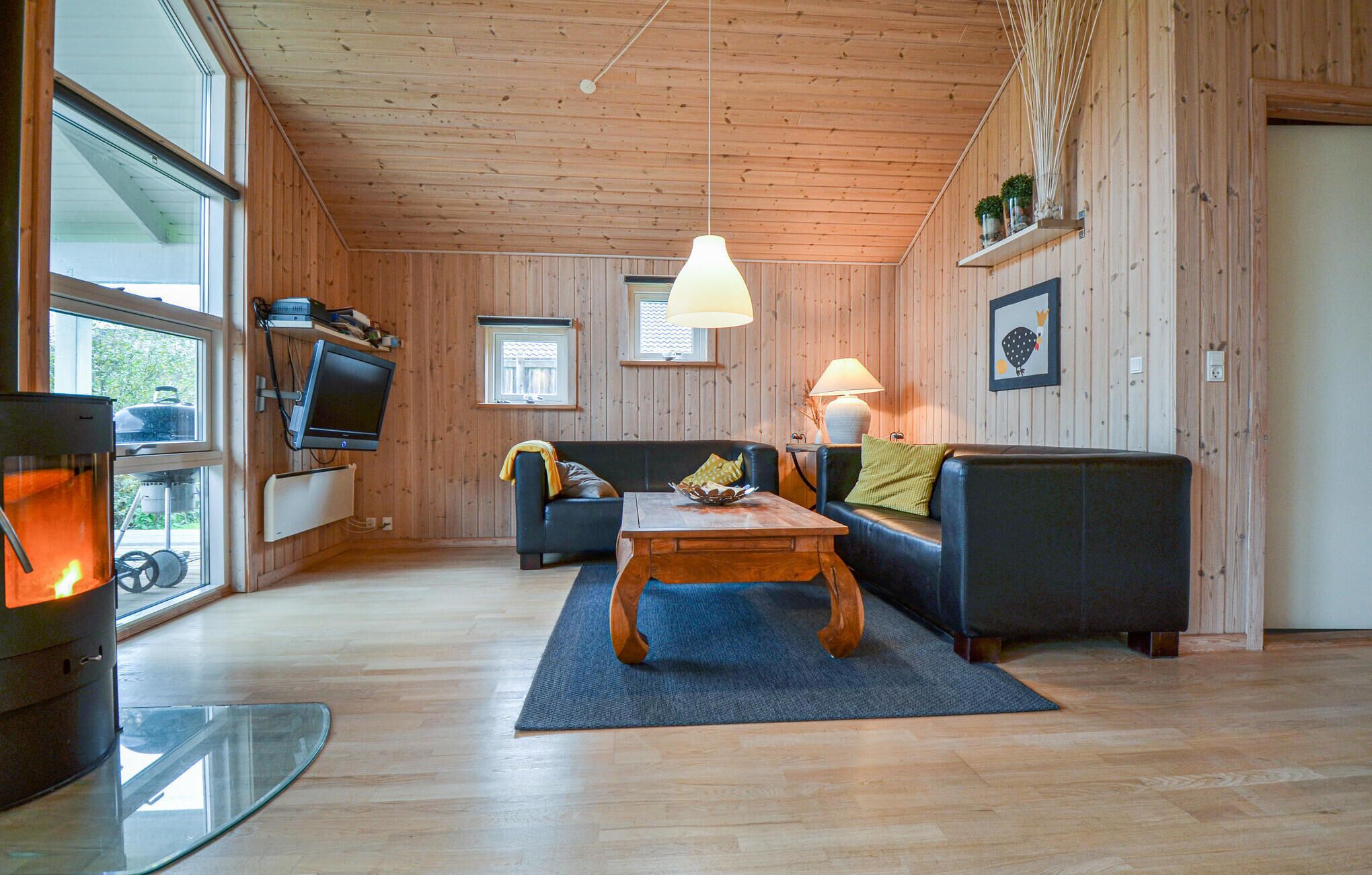 Una sala de estar acogedora con chimenea, televisor y sofá.