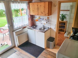 Kylskåp, mikrovågsugn och barnstol