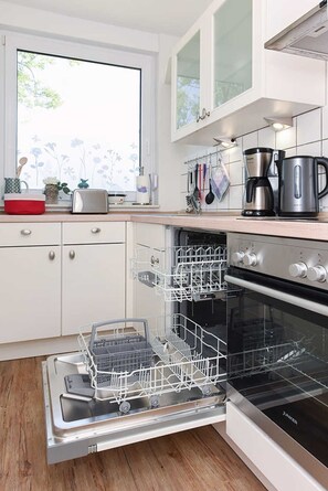 Réfrigérateur, un four, lave-vaisselle